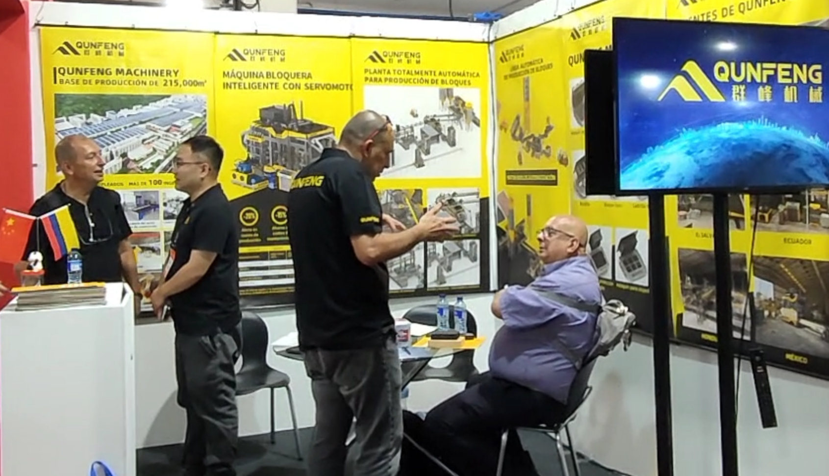 Pasukan Qunfeng Machinery South America memperkenalkan parameter produk kepada pelanggan Amerika Selatan.