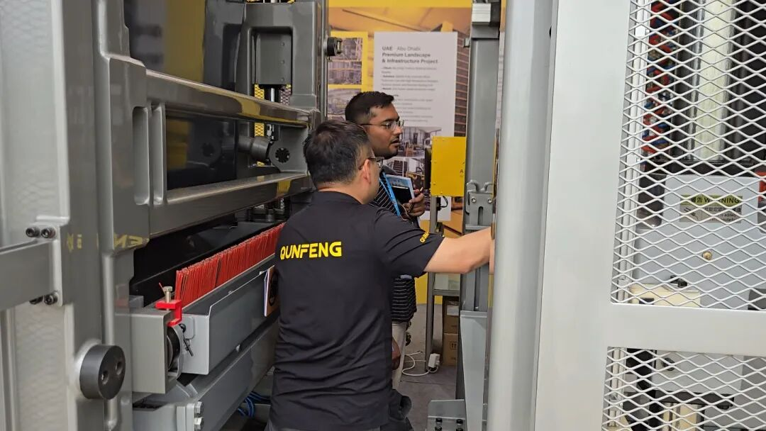 Pelanggan yang mengalami mesin membentuk produk konkrit siri Qunfeng QS