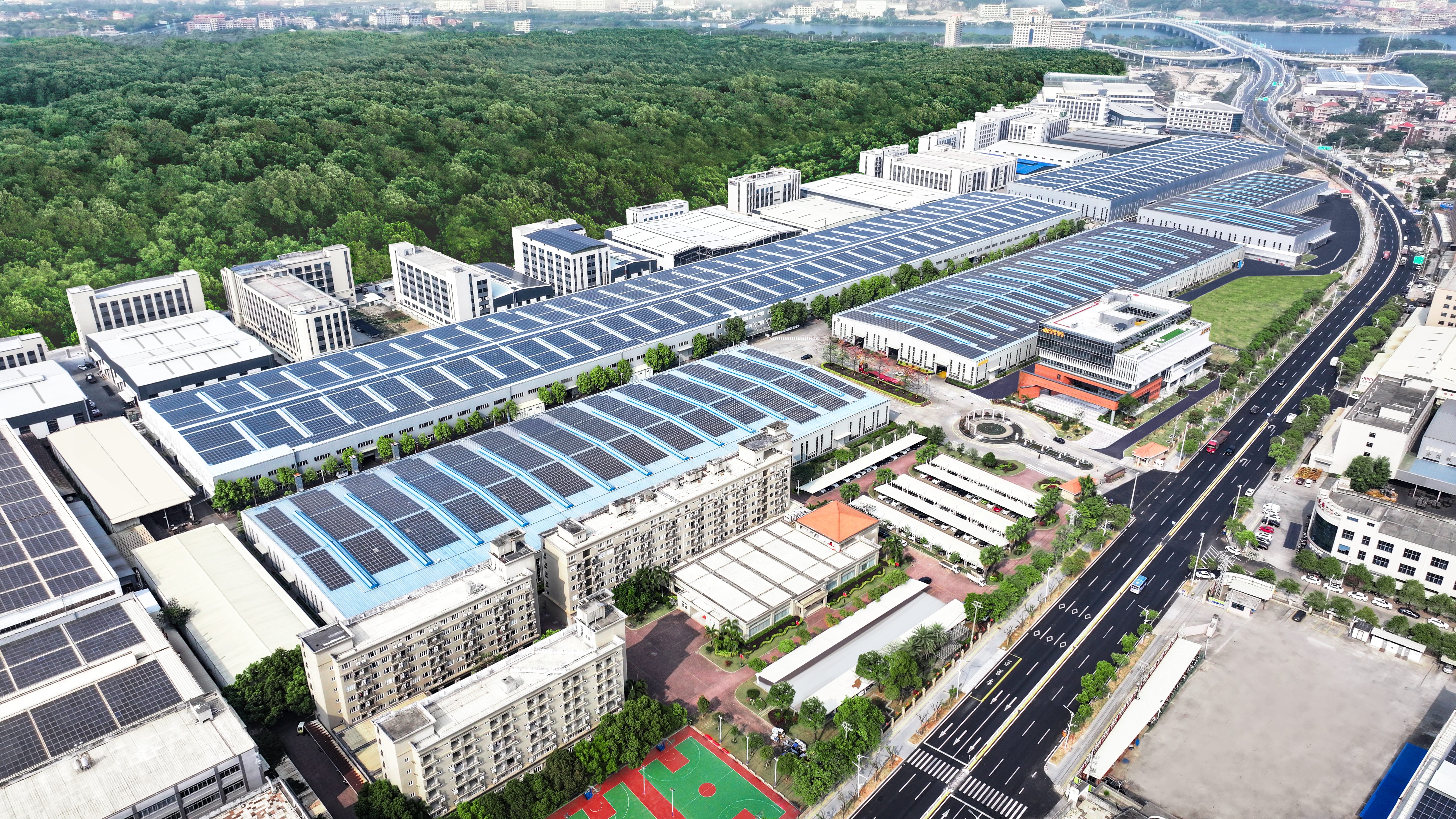 Pangkalan pengeluaran digital Qunfeng Machinery 215,000 meter persegi ialah pangkalan pengeluaran terbesar dan paling pintar dalam industri.