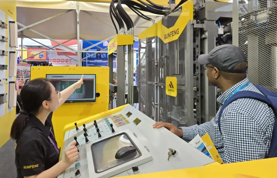 Pembeli Afrika menyemak mesin pembuatan blok Qunfeng untuk projek infrastruktur tempatan