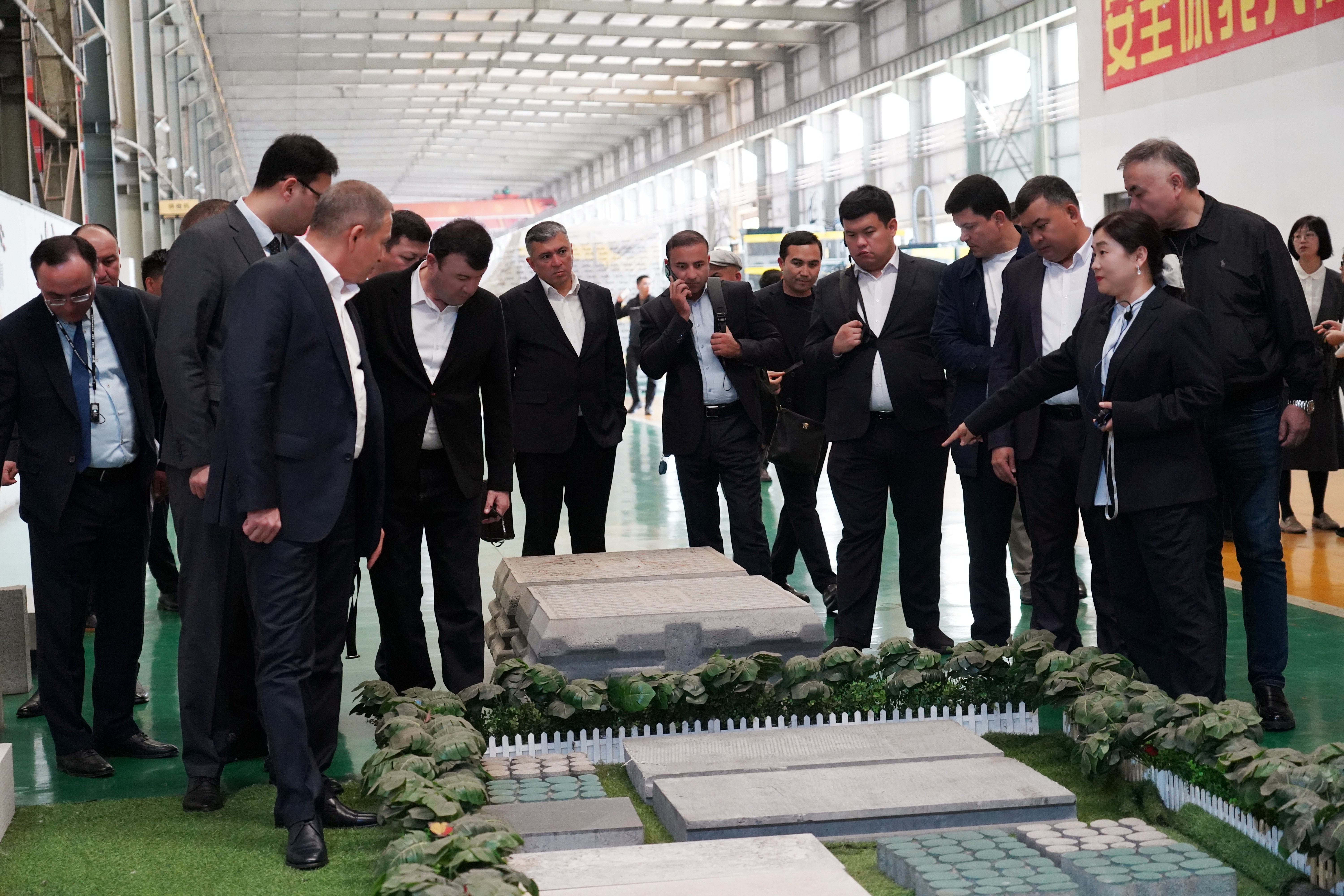 Delegasi Uzbekistan memeriksa blok sampel konkrit di Qunfeng Machinery