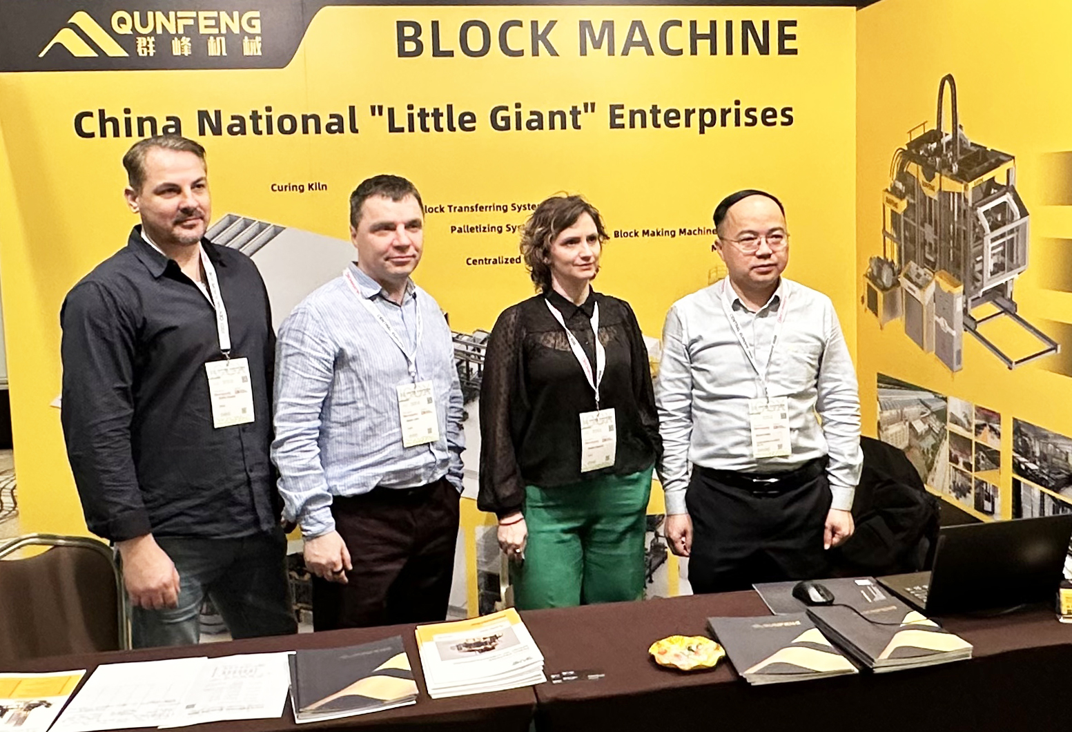Pasukan jualan Qunfeng membincangkan penyelesaian membuat blok konkrit dengan pelanggan global di Eropah