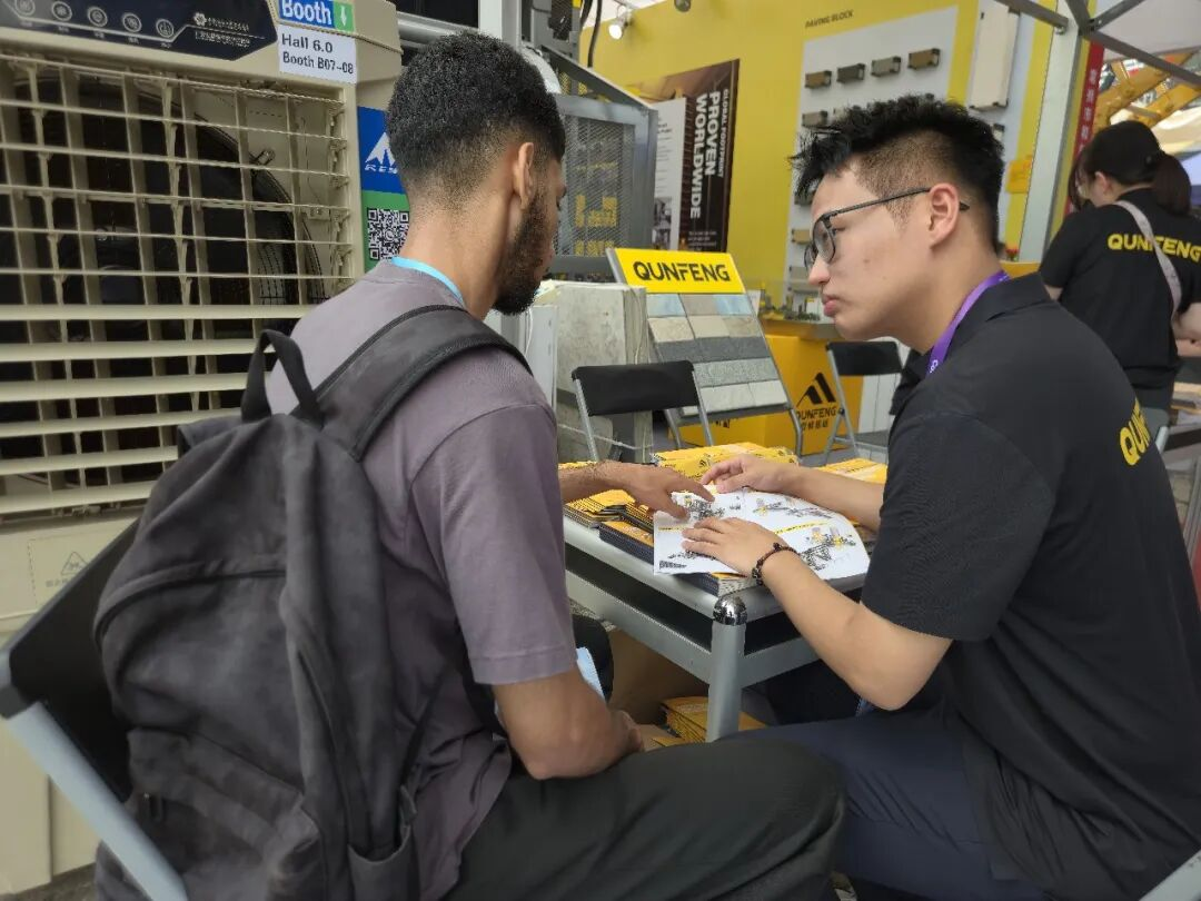 Perunding pembeli antarabangsa pasukan Qunfeng mengenai penyelesaian membuat blok automatik