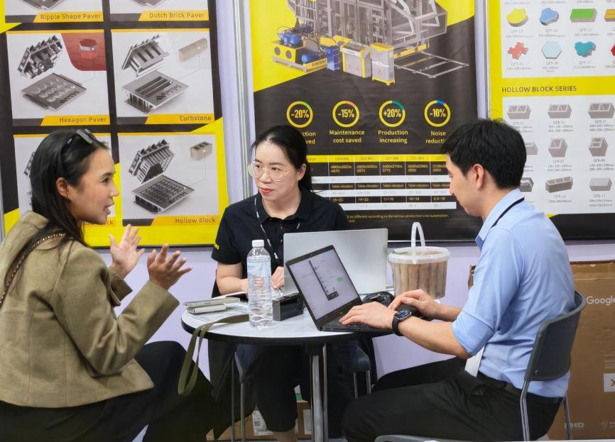 Seorang pelanggan Thailand mengetahui tentang sorotan teknikal produk daripada pasukan Qunfeng Machinery.