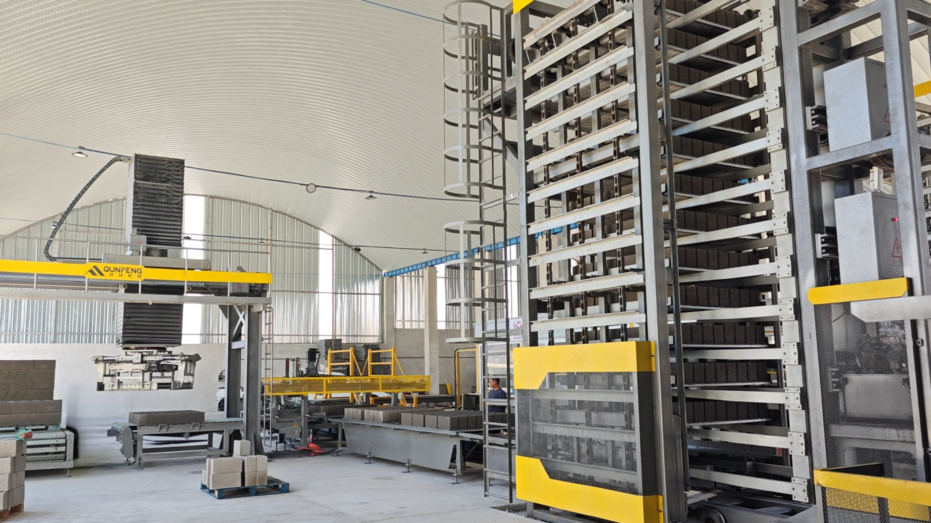 Pandangan terperinci peralatan barisan pengeluaran blok konkrit automatik di Guatemala