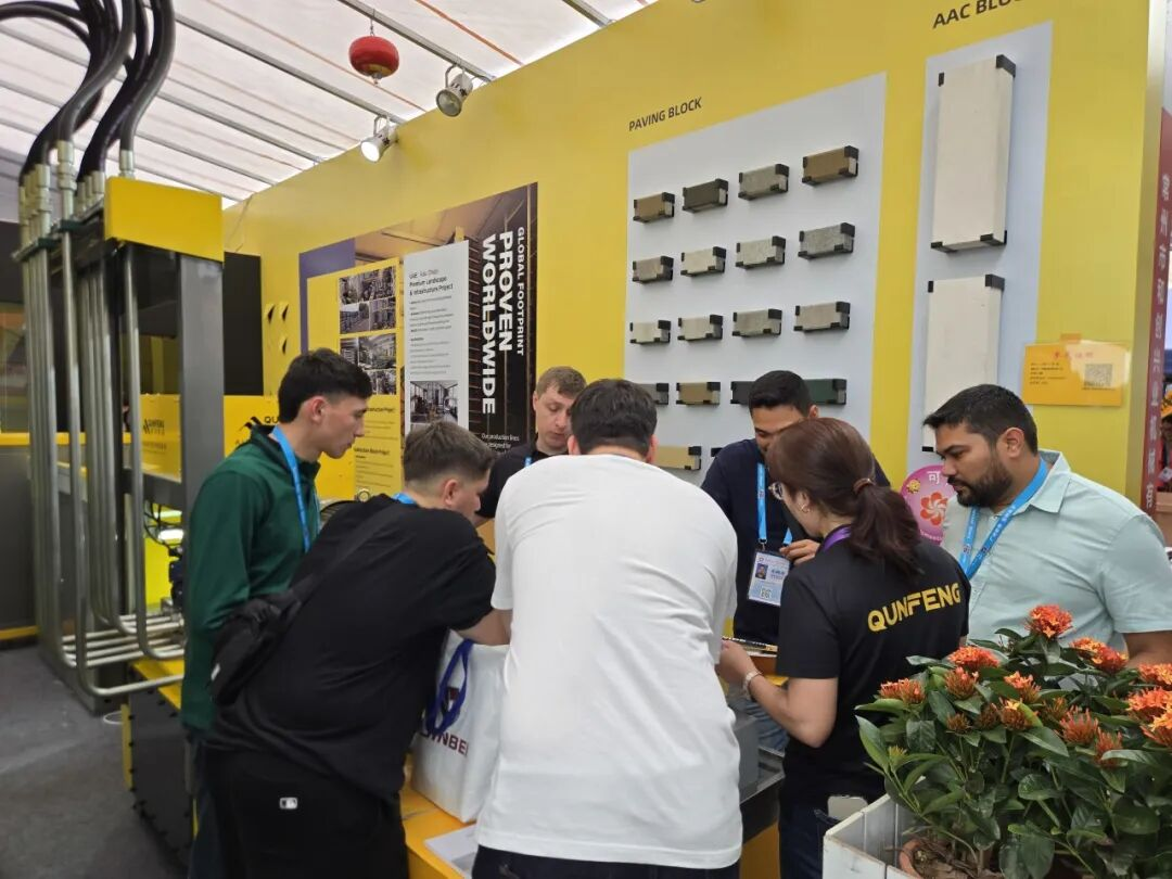 Pelanggan Amerika berunding dengan Qunfeng tentang penyelesaian proses pembuatan blok tersuai