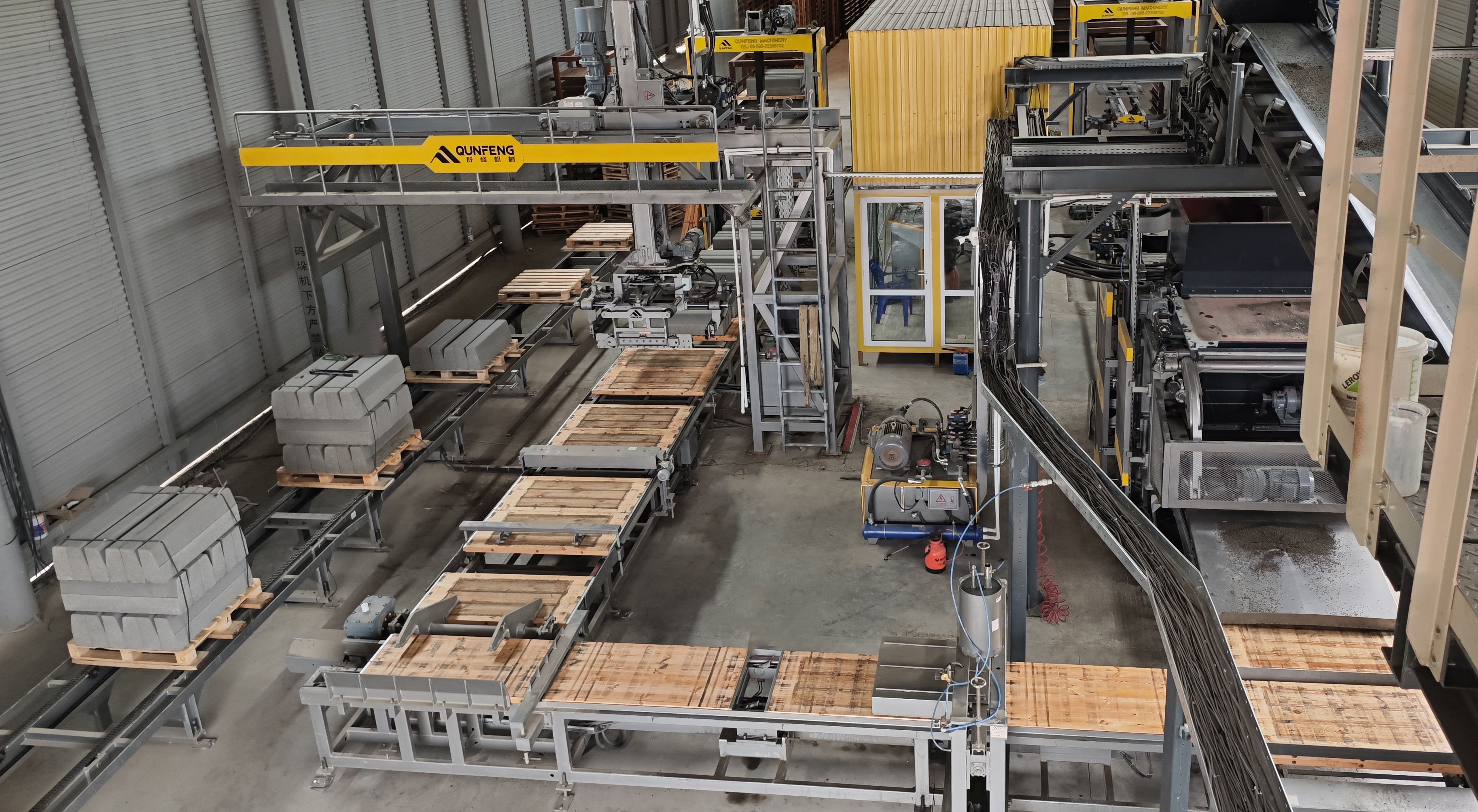 Barisan pengeluaran blok konkrit automatik Qunfeng yang beroperasi di Rusia