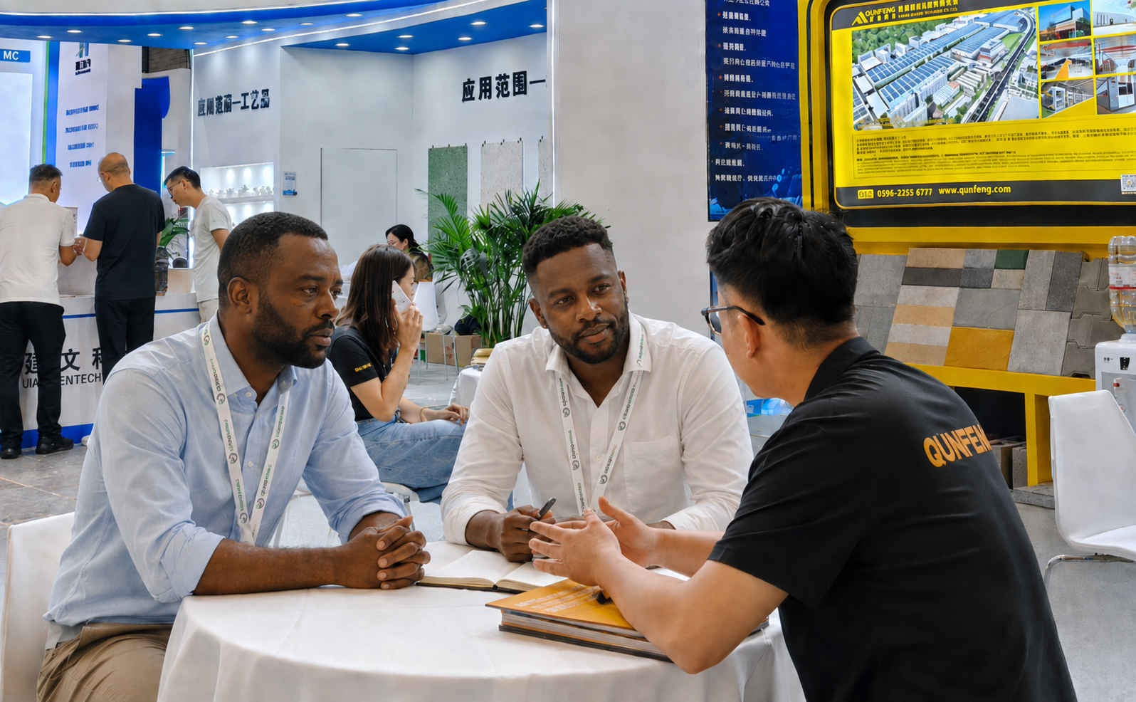 Pelanggan Afrika mendengar dengan penuh perhatian semasa pasukan Qunfeng Machinery memberikan pembentangan; mereka menunjukkan minat yang besar terhadap mesin pintar membuat blok Qunfeng.