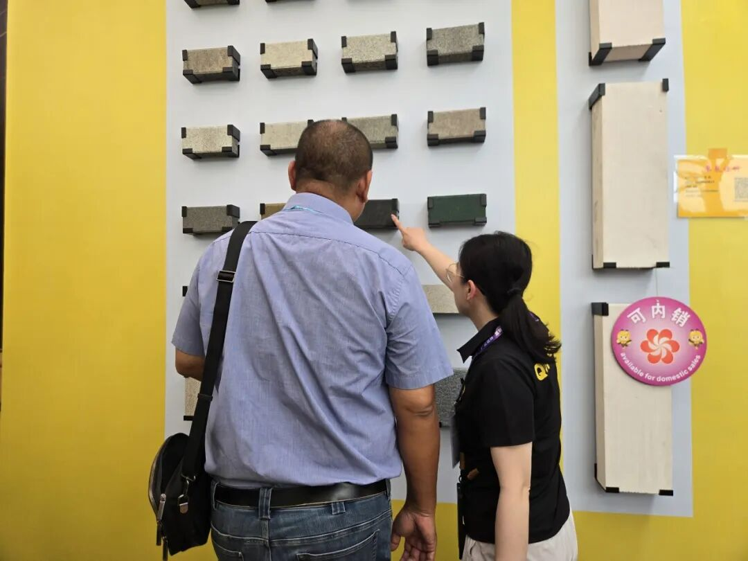 Pasukan Qunfeng menerangkan ciri-ciri jentera bahan binaan pintar kepada pembeli global